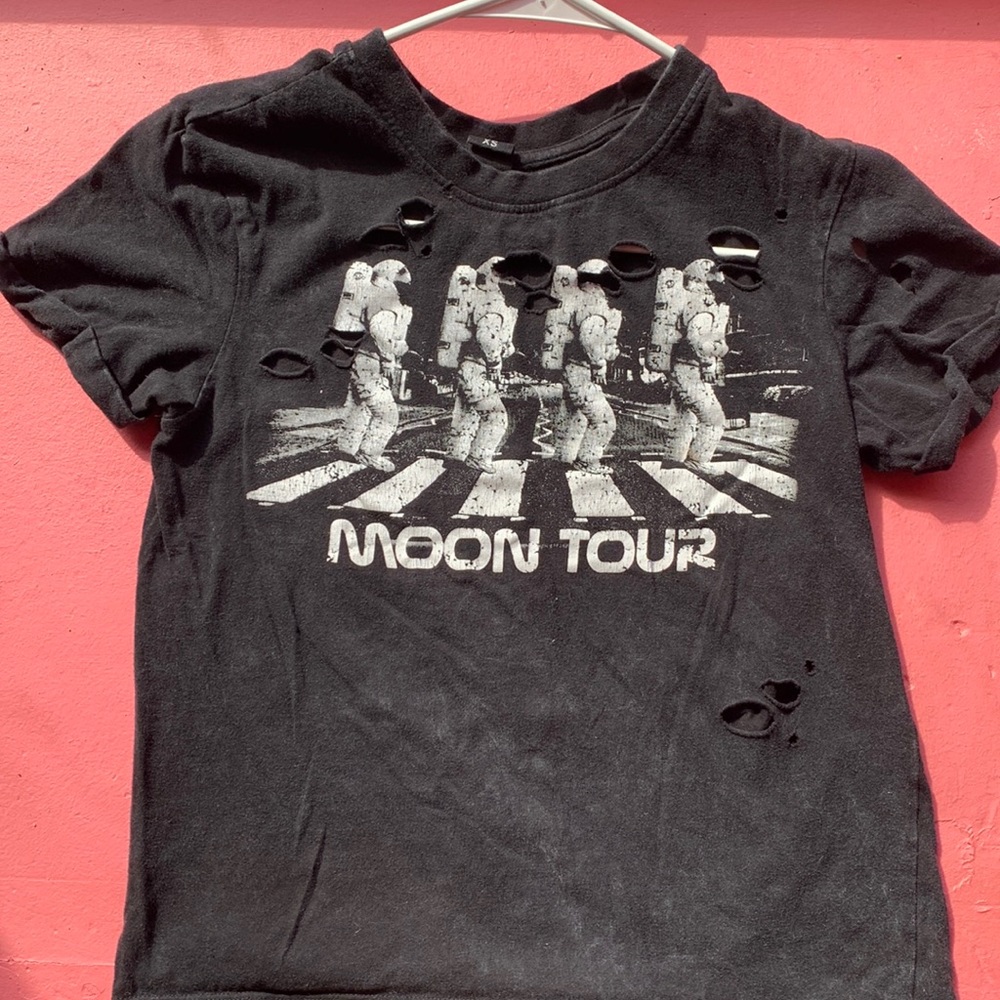 This is a size Xs in woman’s and is from vile n